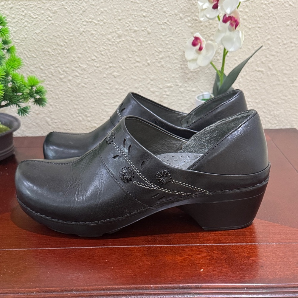 Dansko Black Leather Embroidered Floral Cutout Slip on Clogs Shoes Sz 39